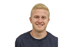 Das Bild zeigt unseren dualen Studenten in der Kommunikation Yannick Herrmann. 