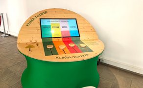 Das Bild zeigt einen runden Tisch, auf dem eine Umweltausstellung im Kreismuseum in Peine zu sehen ist. 