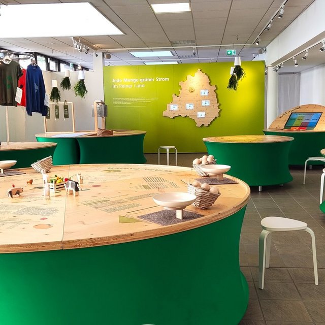 Das Bild zeigt runde Tische, auf denen einen Umweltausstellung im Kreismuseum in Peine zu sehen ist. 