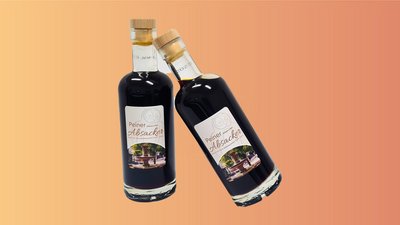 Das Bild zeigt zwei Flaschen des Peiner Absacker. 