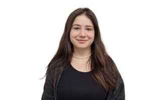 Das Bild zeigt Marlene Schink, Mitarbeiterin in der Grafikabteilung. 