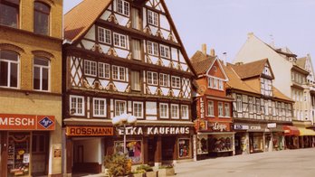 Das Bild zeigt die historische Ansicht vom ELKA-Haus in der Peiner Fußgängerzone. 