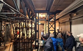 Das Bild zeigt Besucher im Bühnenkeller im Stadtheater Peiner Festsäle.