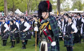 Das Bild zeigt mehrere Musiker in traditioneller schottischer Uniform, die am Highland Gathering in Peine teilnehmen. 