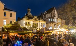 Das Bild zeigt viele Menschen auf dem Historischen Marktplatz in Peine. 