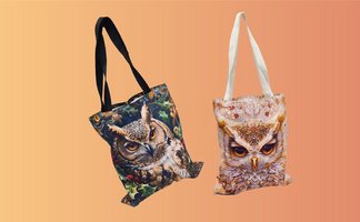 Das Bild zeigt zwei Einkaufstaschen, die mit einem Eulengesicht bedruckt sind. 