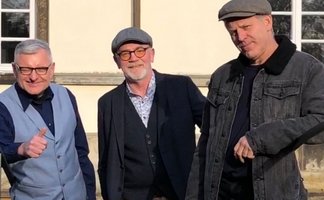 Das Bild zeigt die drei Mitglieder der Musikgruppe Heiden. 