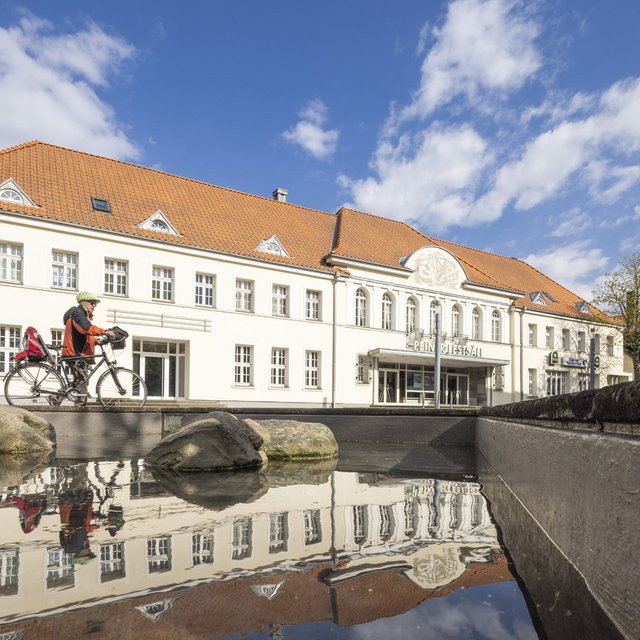 Das Bild zeigt eine Außenaufnahme der Peiner Festsäle. 