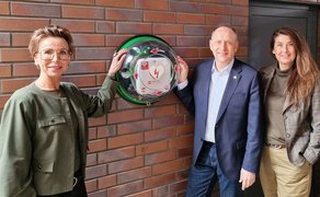 Nela Bode-Beck (Geschäftsführerin des ASB Kreisverbandes Peine), Klaus Saemann (Bürgermeister und Aufsichtsratsvorsitzender Peine Marketing) und Anja Barlen-Herbig (Geschäftsführerin Peine Marketing) zeigen den lebensrettenden Defibrillator im Hof der Geschäftsstelle von Peine Marketing.