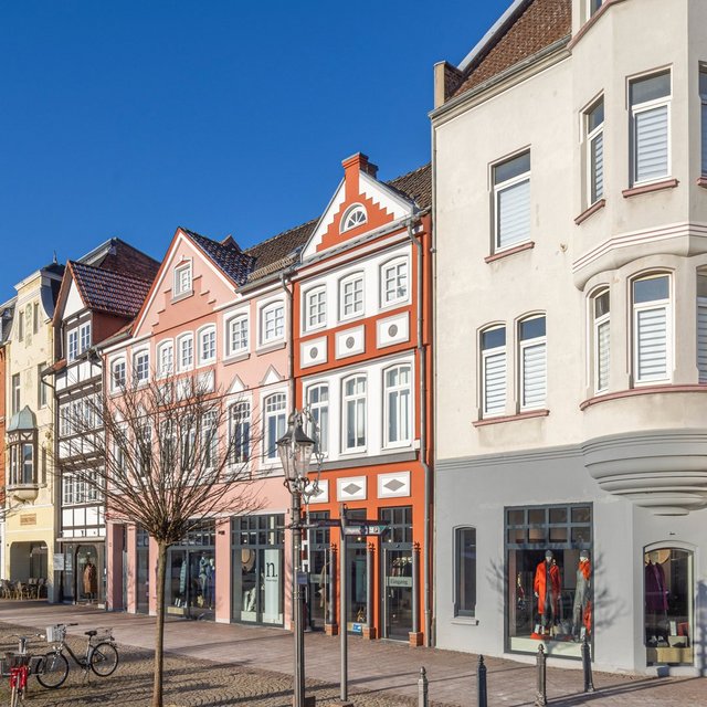 Das Bild zeigt eine Häuserzeile am Historischen Marktplatz in Peine. 