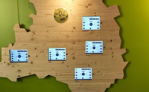 Das Bild zeigt eine Landkarte aus Holz, auf der eine Umweltausstellung im Kreismuseum in Peine zu sehen ist. 