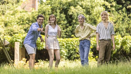Das Bild zeigt eine Gruppe junger Menschen, die im Burgpark Peine ein Spiel spielen. 