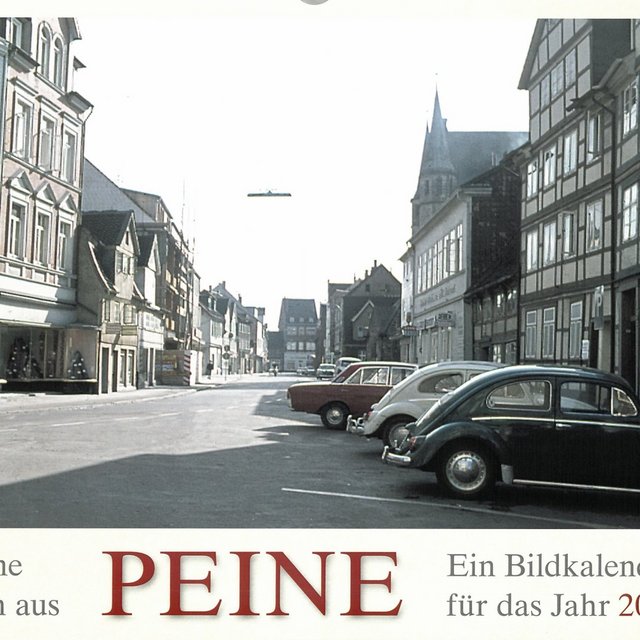 Das Bild zeigt eine historische Ansicht von Peine, die den Kalender 2025 ziert. 
