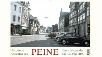 Das Bild zeigt eine historische Ansicht von Peine, die den Kalender 2025 ziert. 
