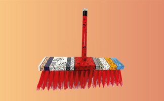 Das Bild zeigt einen künstlerisch bemalten Besen. 