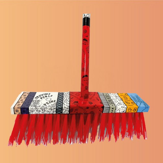 Das Bild zeigt einen künstlerisch bemalten Besen. 