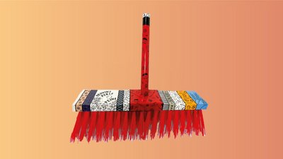 Das Bild zeigt einen künstlerisch bemalten Besen. 