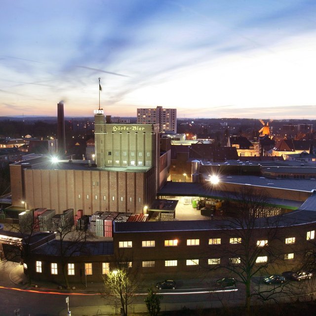 Das Bild zeigt eine Nachtaufnahme der Braumanufaktur Peine. 