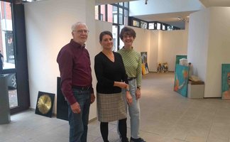 Das Bild zeigt drei Personen, die in einer Ausstellung im Kreismuseum stehen. 