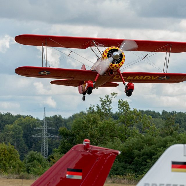 Das Bild zeigt ein historisches Flugzeug am Flugtag auf der Glindbruchkippe in Vöhrum.