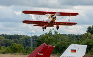 Das Bild zeigt ein historisches Flugzeug am Flugtag auf der Glindbruchkippe in Vöhrum.