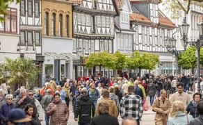 Das Bild zeigt Passanten beim Einkaufen in der Fußgängerzone in Peine.
