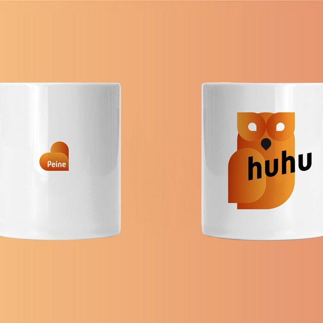 Das Bild zeigt die Eulentasse aus Peine von vorn und von hinten. 