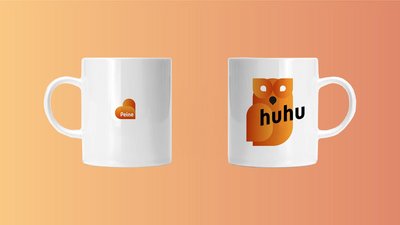 Das Bild zeigt die Eulentasse aus Peine von vorn und von hinten. 