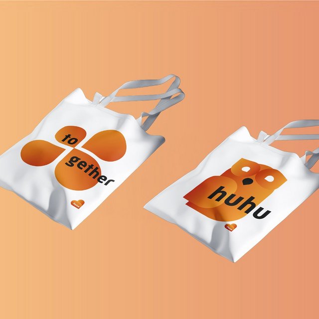 Das Bild zeigt zwei Einkaufstaschen aus Jute mit dem Logodruck von Peine. 