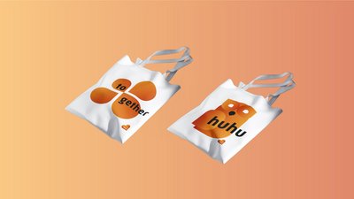 Das Bild zeigt zwei Einkaufstaschen aus Jute mit dem Logodruck von Peine. 