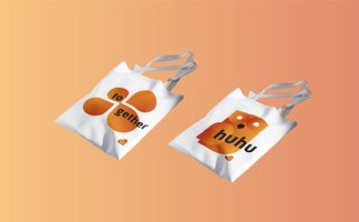 Das Bild zeigt zwei Einkaufstaschen aus Jute mit dem Logodruck von Peine. 