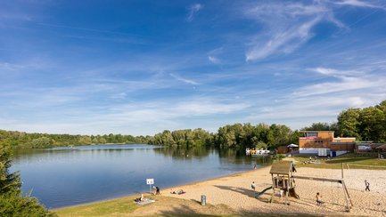 Das Bild zeigt eine Gesamtansicht des Eixer See in Peine. 