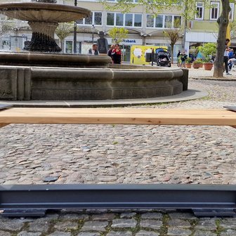 Das Bild zeigt eine Bank auf dem Historischen Marktplatz in Peine, was als Kunst im öffentlichen Raum gilt. 