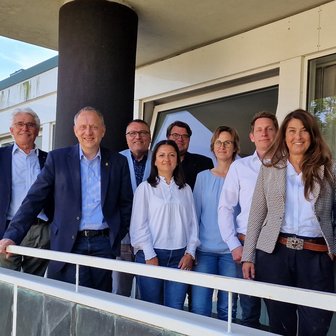 Das Bild zeigt mehrere Innenstadtakteure in Peine, die auf einem Balkon stehen. 