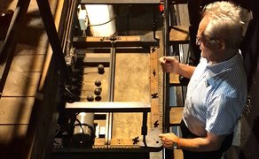 Das Bild zeigt Bühnenmeister Manfred Kubsda an der Donnermaschine im Stadttheater Peiner Festsäle.