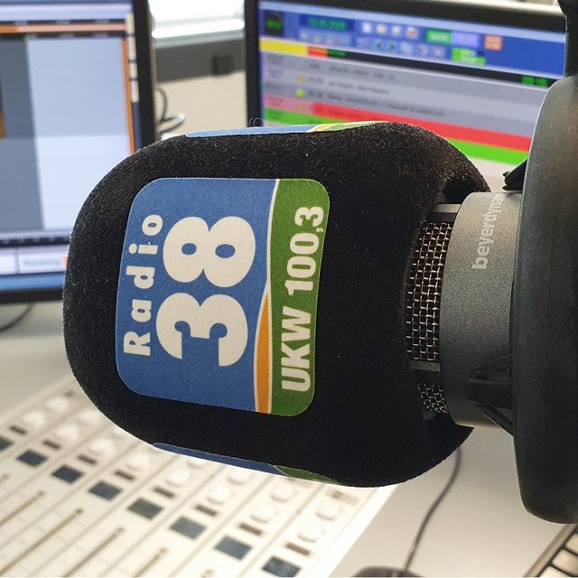 Das Bild zeigt ein Mikrofon von Radio38.