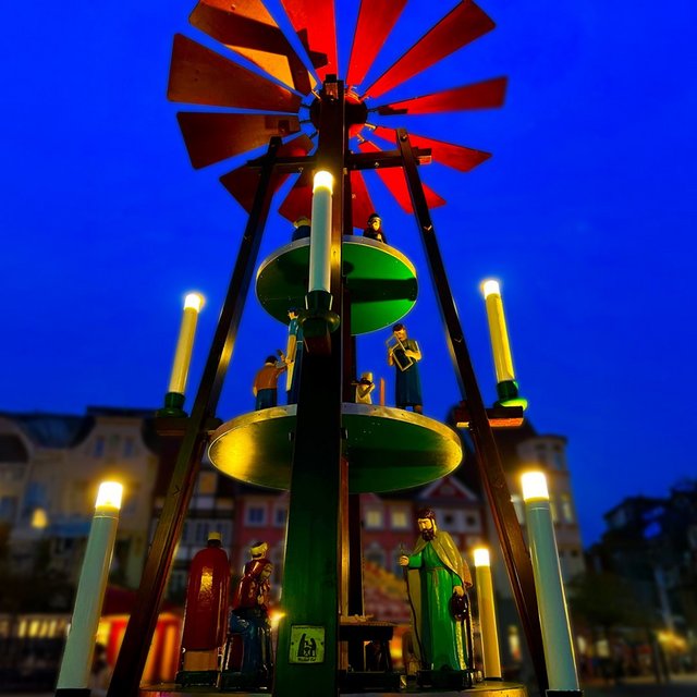 Das Bild zeigt die Weihnachtspyramide auf dem Weihnachtsmarkt in Peine, vor einem dunkelblauen Himmeln.