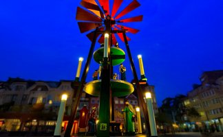 Das Bild zeigt die Weihnachtspyramide auf dem Weihnachtsmarkt in Peine, vor einem dunkelblauen Himmeln.