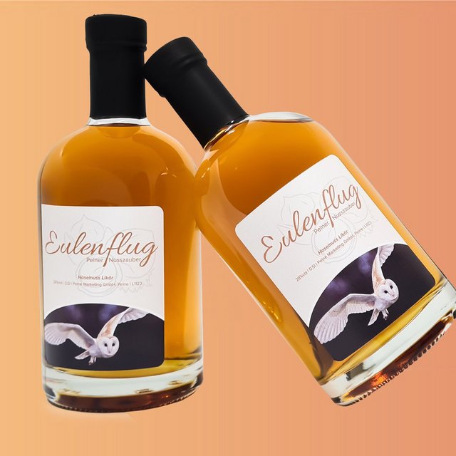 Das Bild zeigt zwei Flaschen des Peiner Eulenflug. 