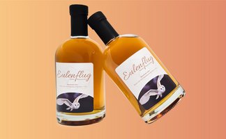 Das Bild zeigt zwei Flaschen des Peiner Eulenflug. 