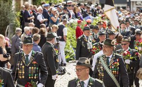 Das Bild zeigt viele Schützen auf dem Historischen Marktplatz in Peine, die am Peiner Freischießen teilnehmen. 