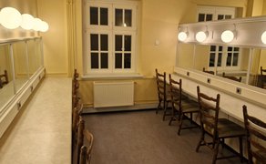 Auf dem Foto ist ein Blick in die Damengarderobe im Stadttheater zu sehen.