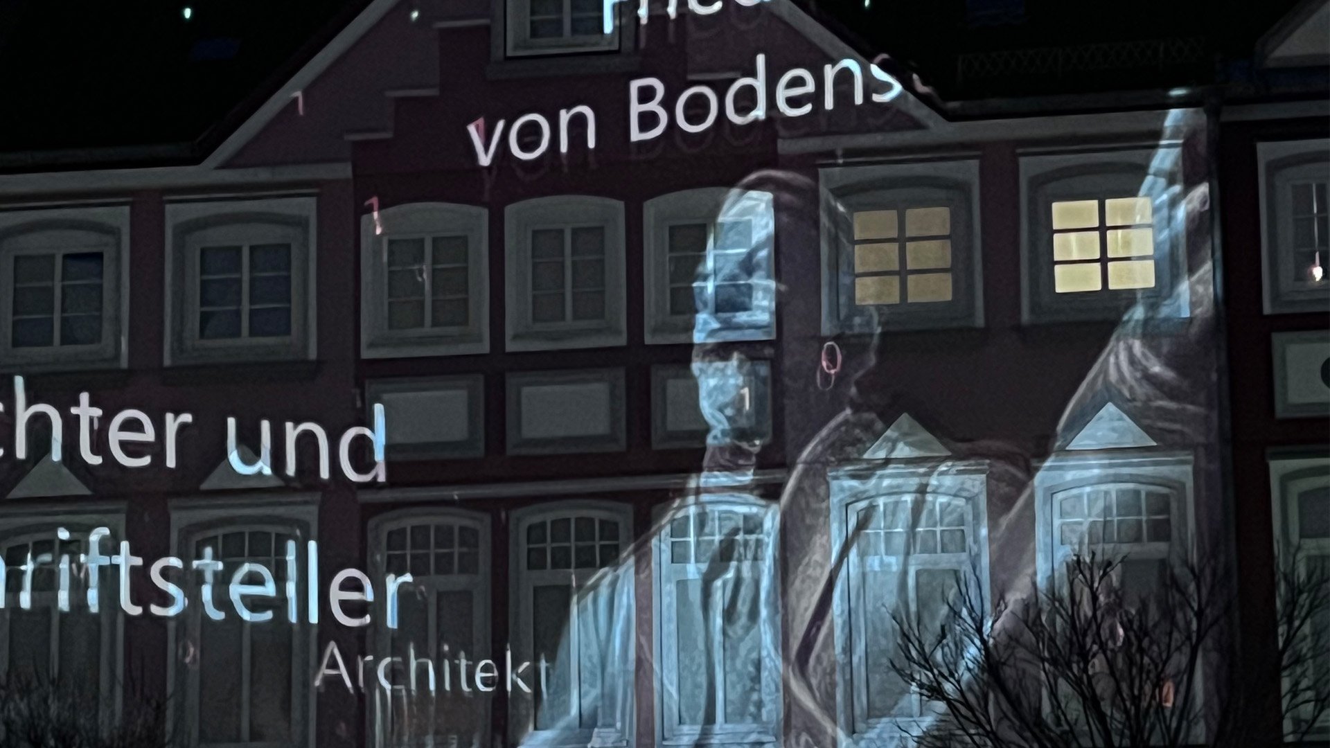 Das Bild zeigt eine Momentaufnahme von einer Videoprojektion auf dem Historischen Marktplatz in Peine. 